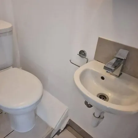 Apartamento 3 Bedrooms Semi-detached House,near Airport,nec Birmingam