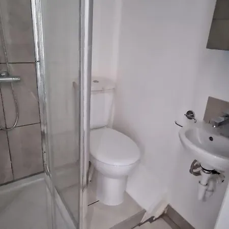 3 Bedrooms Semi-detached House,near Airport,nec