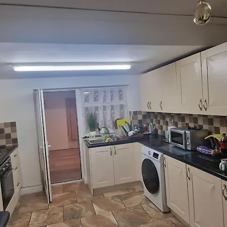 Apartamento 3 Bedrooms Semi-detached House,near Airport,nec Birmingam