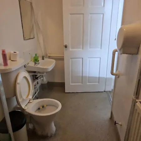 3 Bedrooms Semi-detached House,near Airport,nec Birmingam