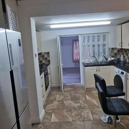 Διαμέρισμα 3 Bedrooms Semi-detached House,near Airport,nec Μπέρμιγχαμ