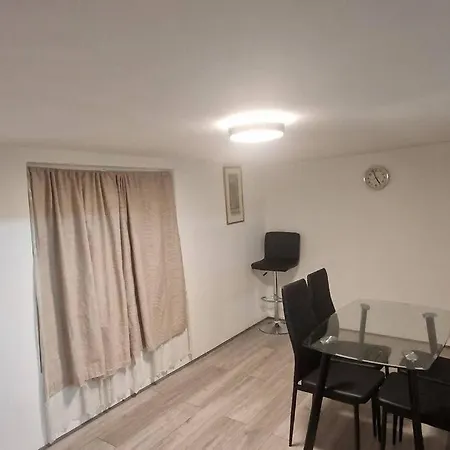 3 Bedrooms Semi-detached House,near Airport,nec